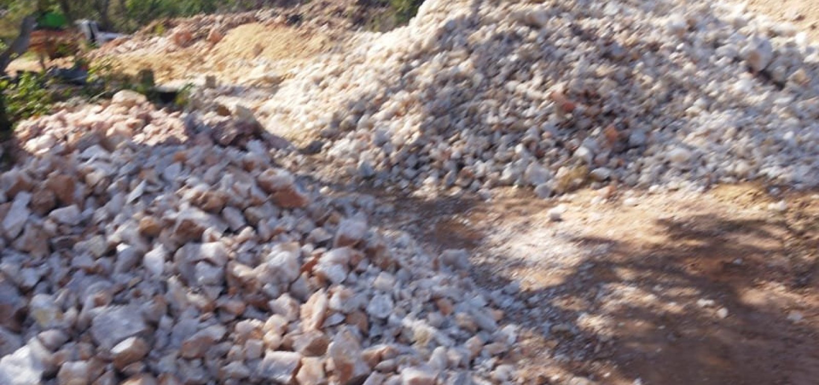 Polícia apreende 45 toneladas de quartzito em garimpo ilegal em cidade da Bahia