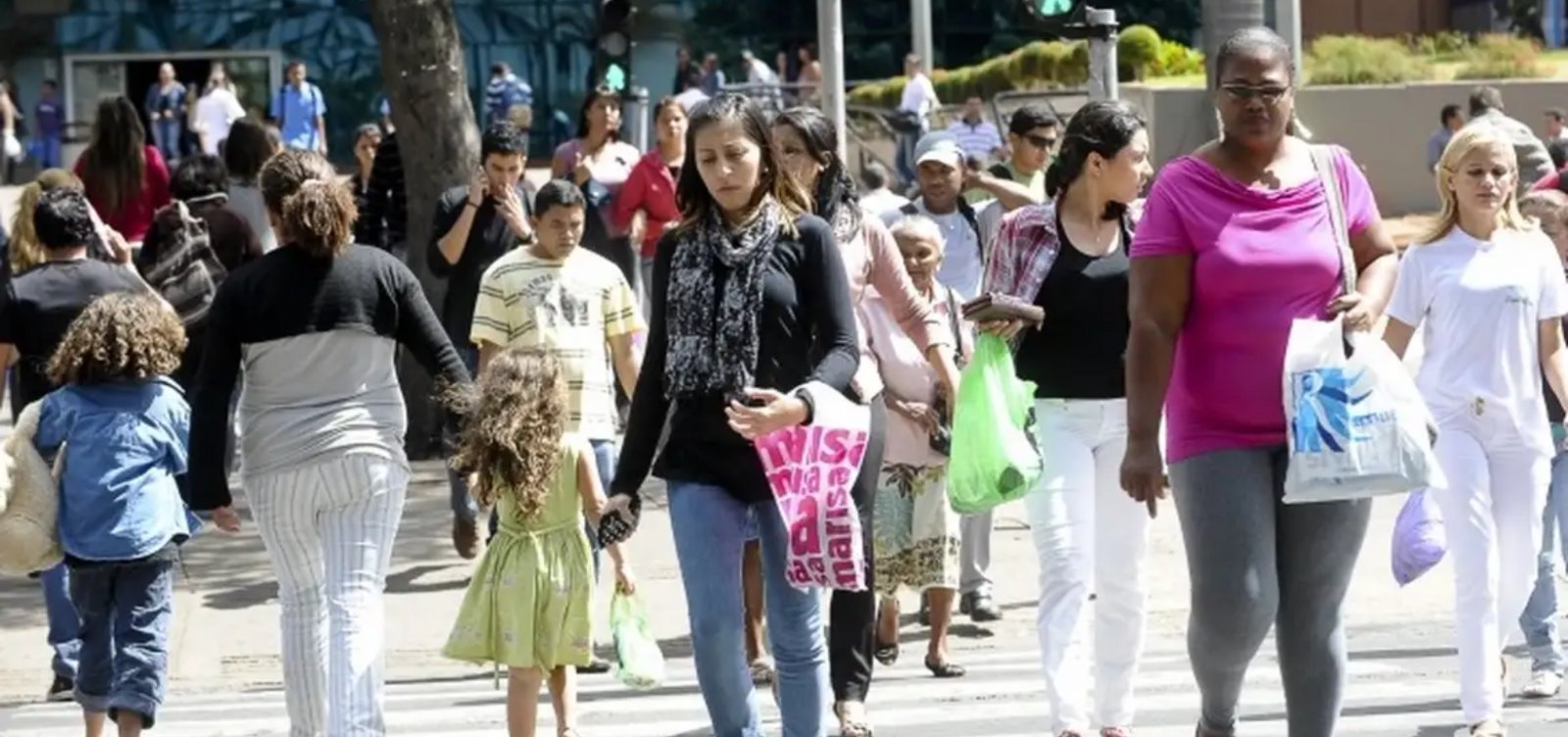 Mais de 10 milhões de mulheres deixaram o mercado de trabalho em 2022 para dedicação à casa e aos filhos