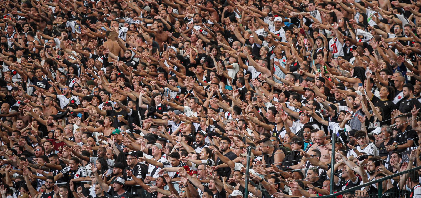 Após confrontos, mais de 30 torcedores do Flamengo e Vasco são levados a delegacias