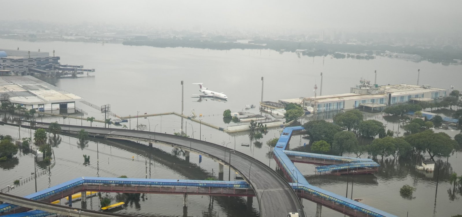 Anac inicia operação de retirada de aviões do aeroporto de Porto Alegre após enchentes