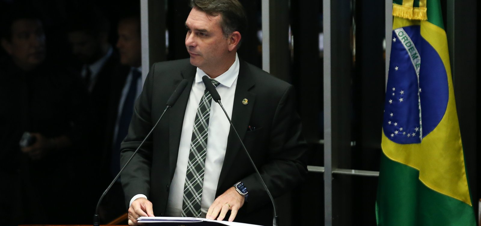 Após pressão, Flávio Bolsonaro altera texto da PEC das Praias