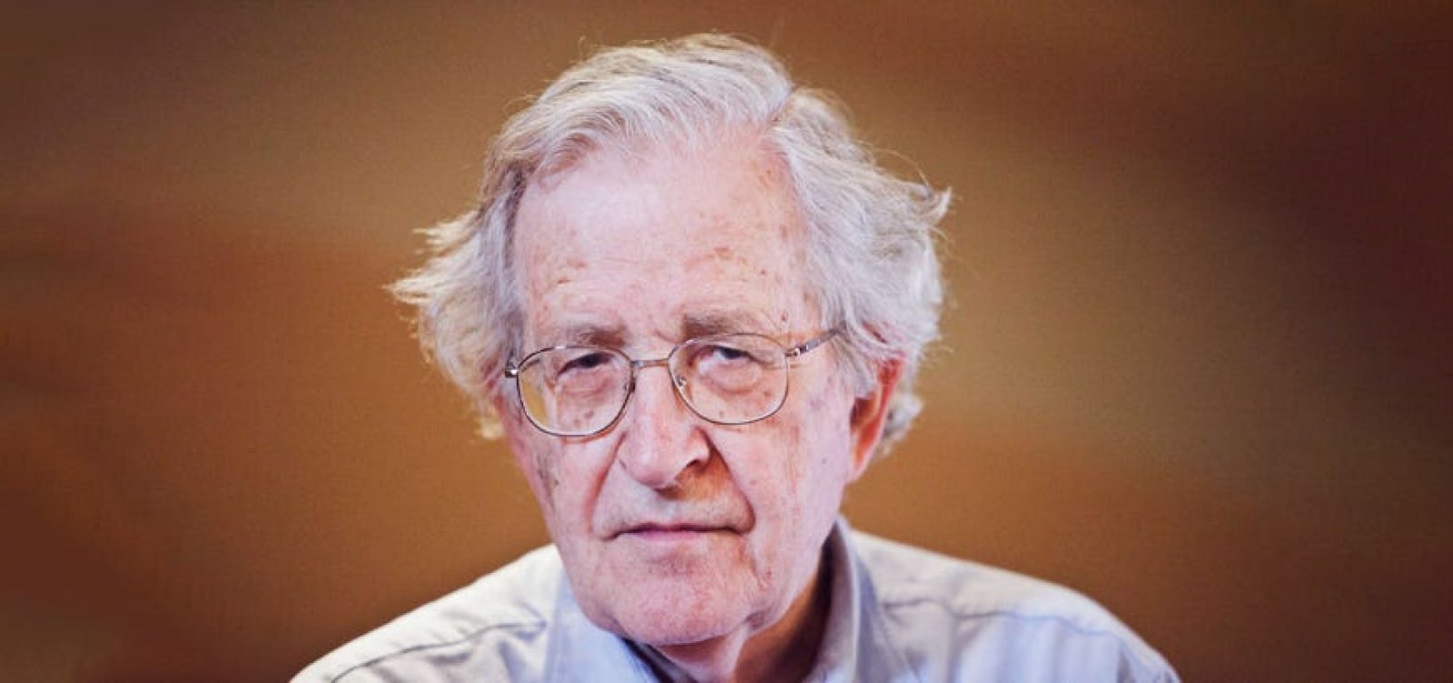 Noam Chomsky sofreu AVC em junho do ano passado e vive entre os EUA e São Paulo