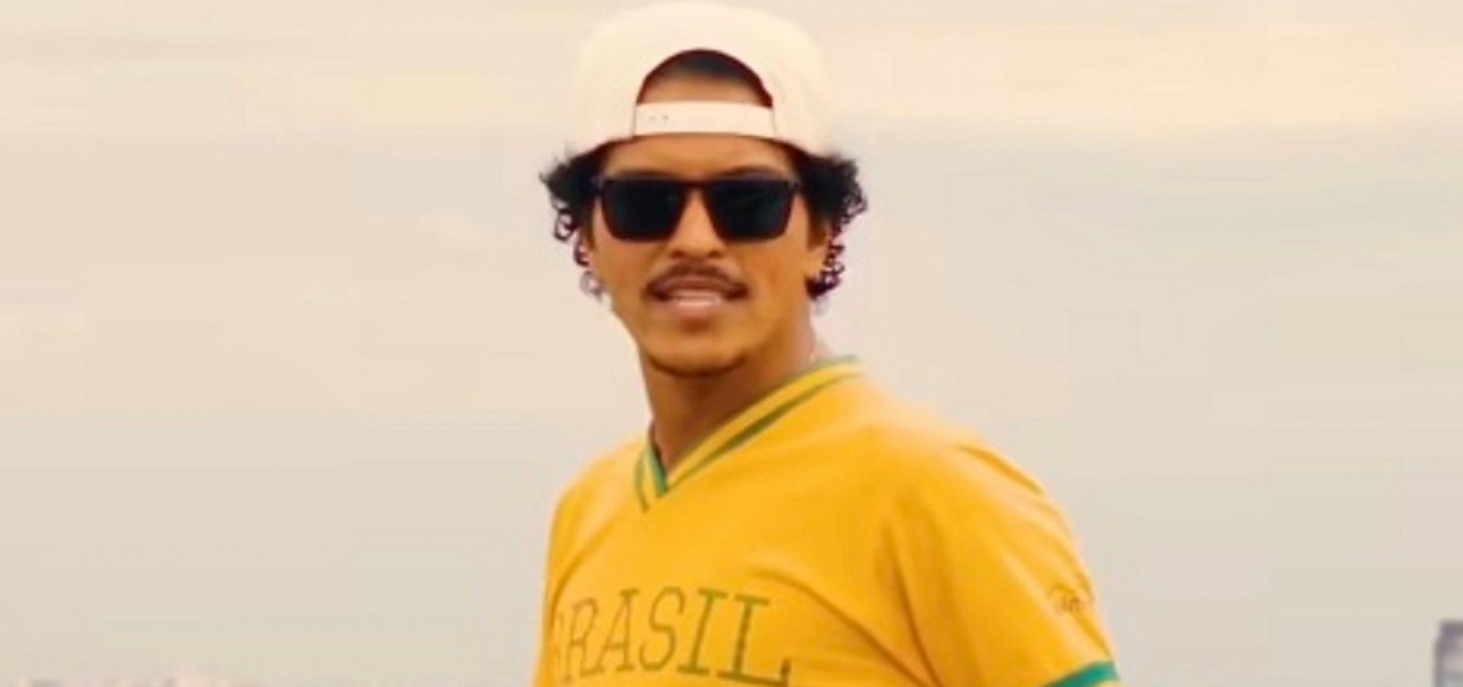 Bruno Mars anuncia show beneficente no Brasil para arrecadar doações para vítimas no RS  