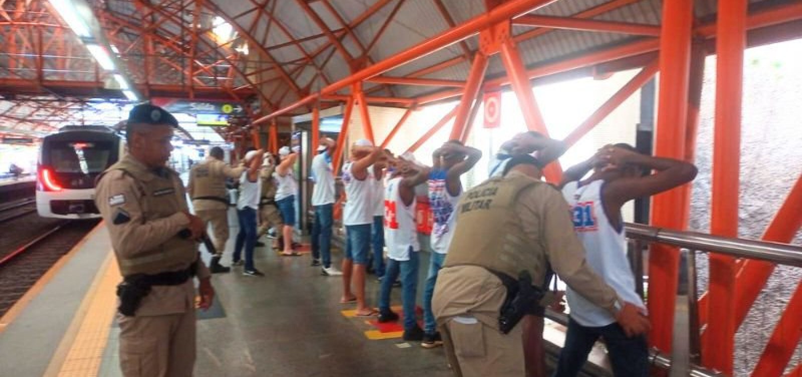 Integrantes da Bamor quebram catraca em estação de metrô e são abordados pela PM