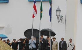 Com hasteamento de bandeiras, Cachoeira vira sede do governo pelo oitava vez