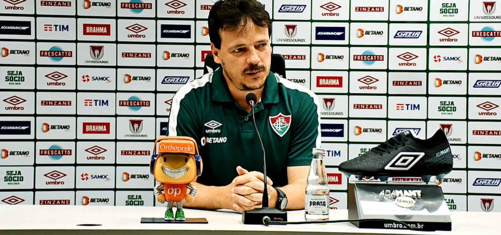 Após derrota no FlaFlu, Diniz deixa o comando do Fluminense  
