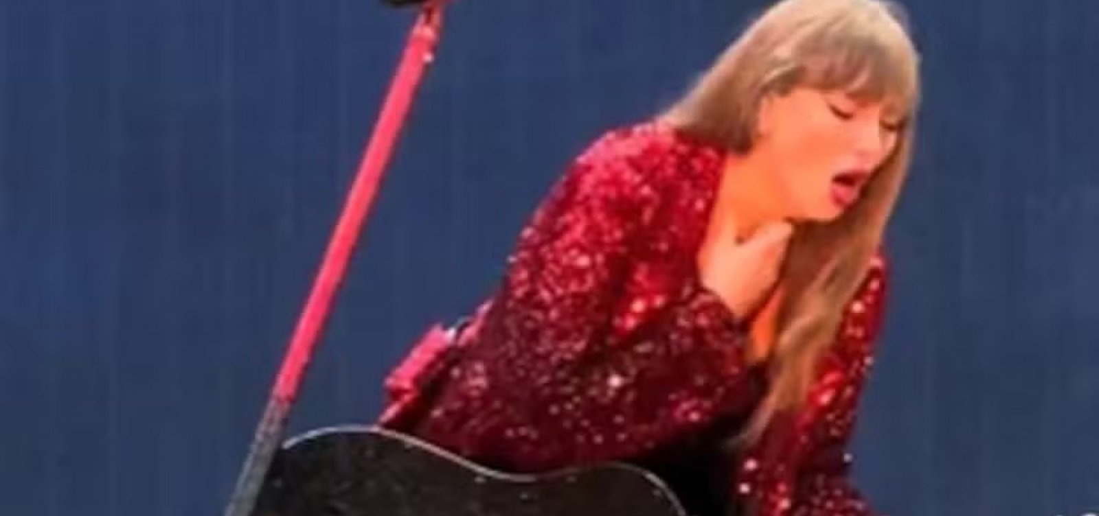 Taylor Swift engole inseto e se engasga em pleno palco durante show em Londres