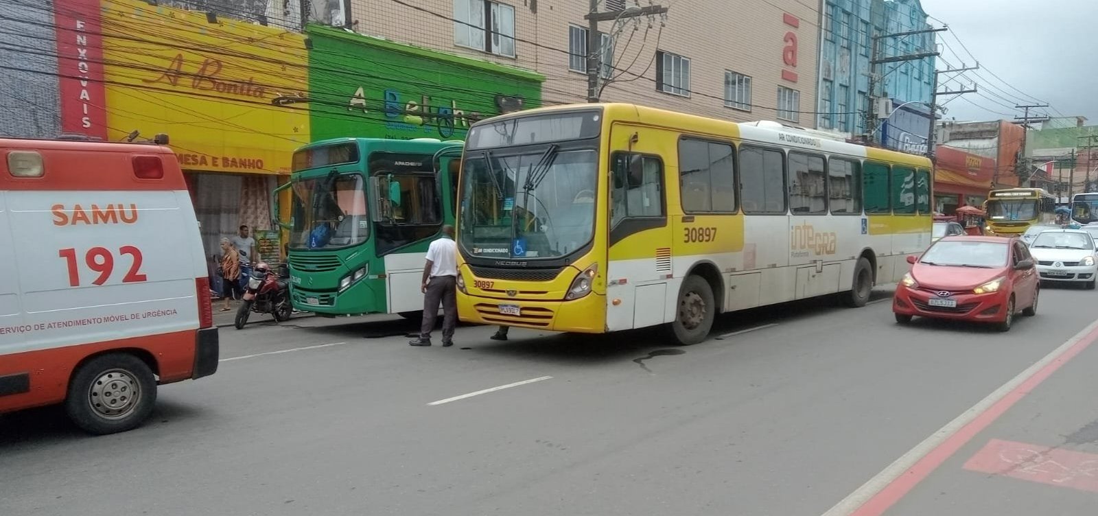 Acidente com ônibus na Calçada deixa nove pessoas feridas 