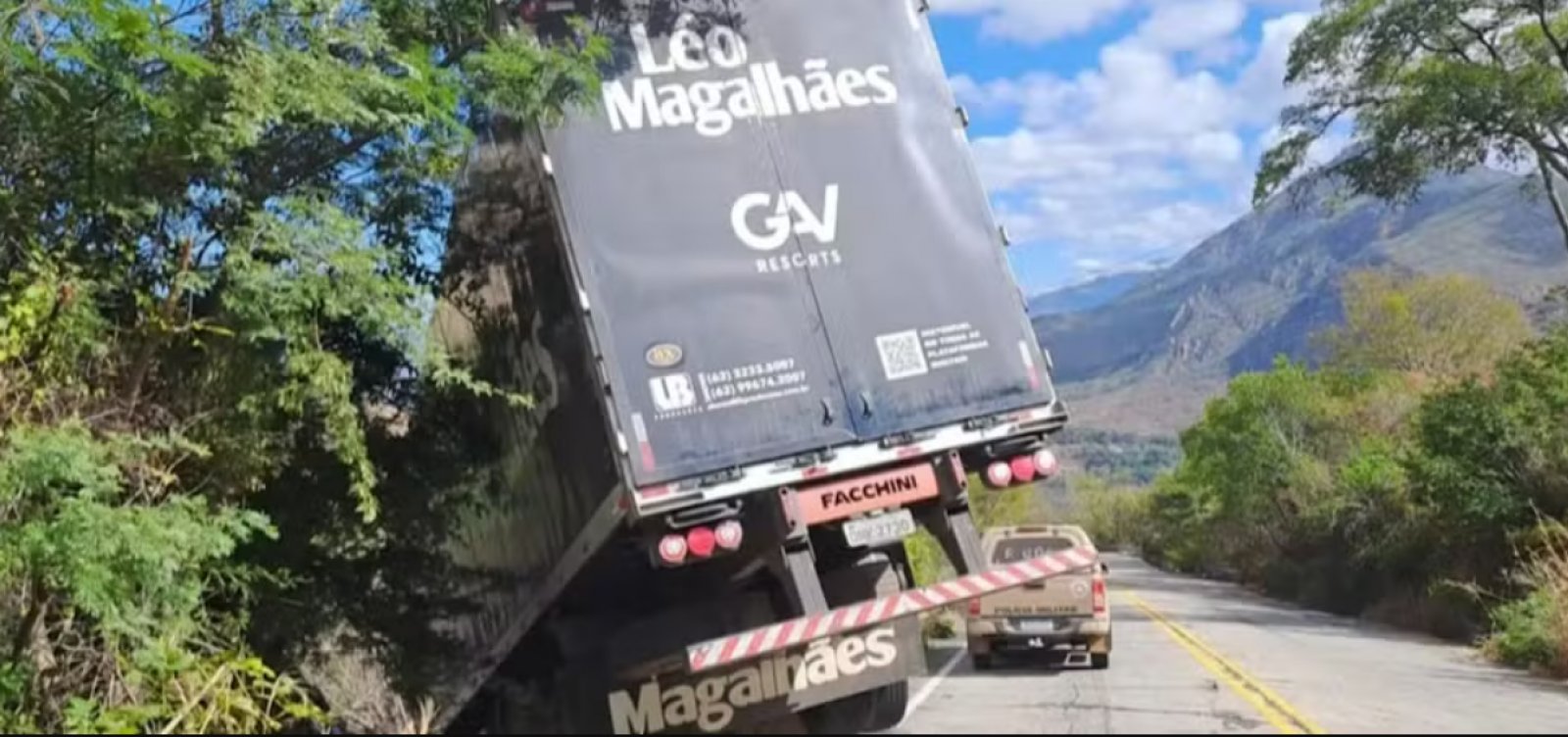 Caminhão com equipamentos de cantor sertanejo fica pendurado em ribanceira na Bahia 