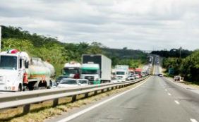 Uma pessoa morre e outras duas ficam feridas após acidente na BR-324