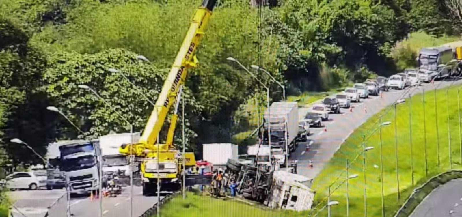 Acidente envolvendo caminhão causa congestionamento na BR-324