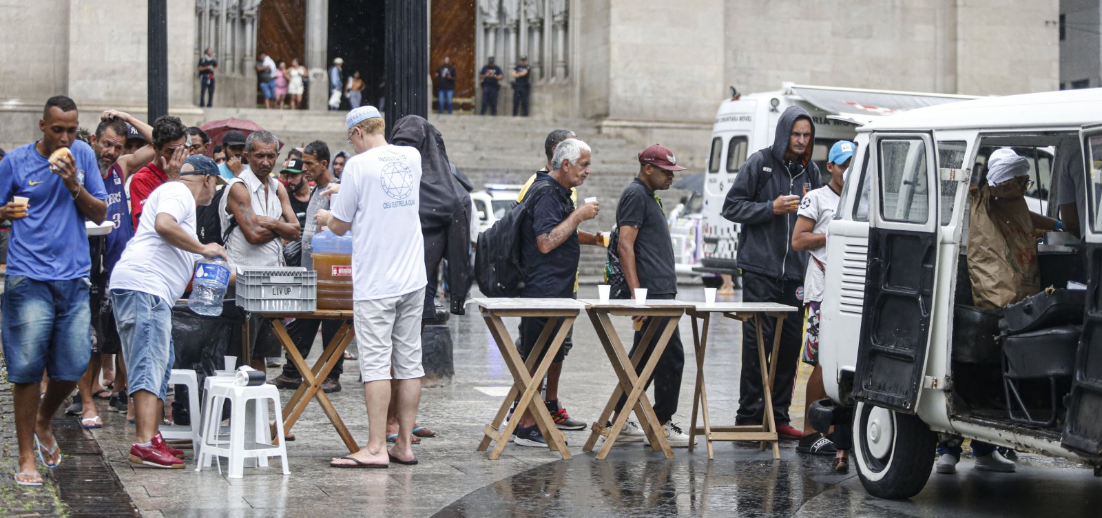 Câmara de SP aprova projeto que prevê multa de R$17 mil a quem doar comida a moradores de rua