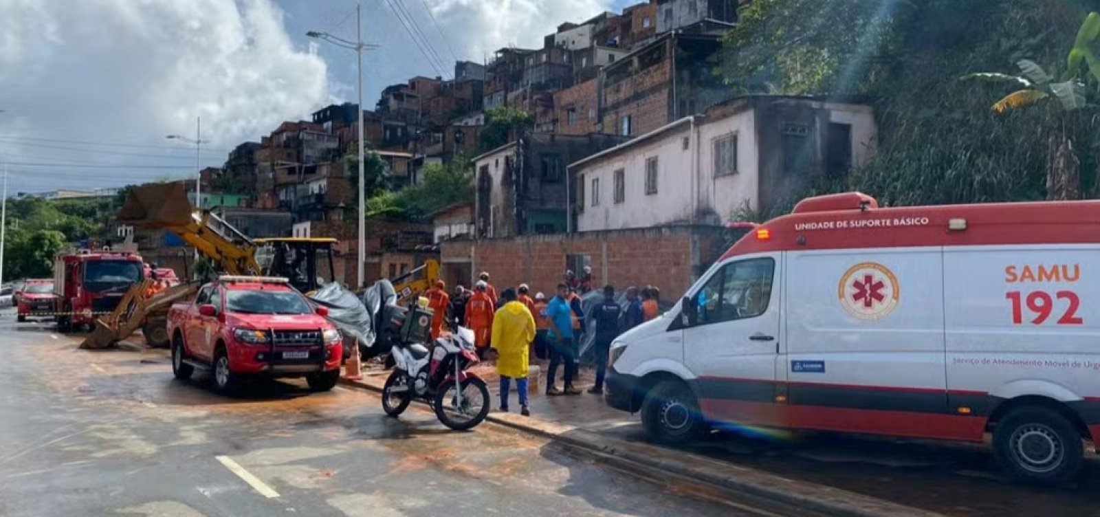 Trabalhador é parcialmente soterrado em canteiro de obras no Pau da Lima 