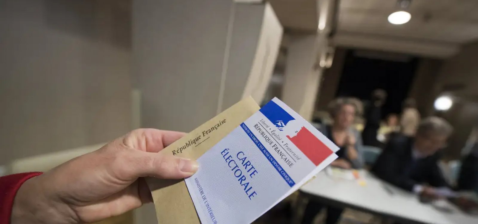Mais de 200 candidatos na França desistem do segundo turno para barrar bloco antidireita radical