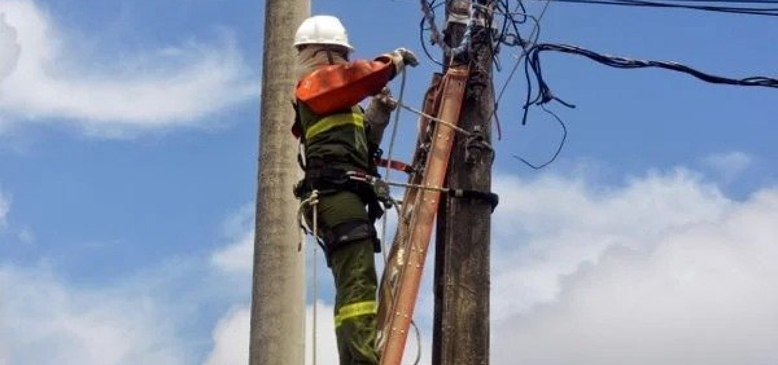 Homem morre eletrocutado ao encostar em rede elétrica durante tentativa de podar árvore em Salvador