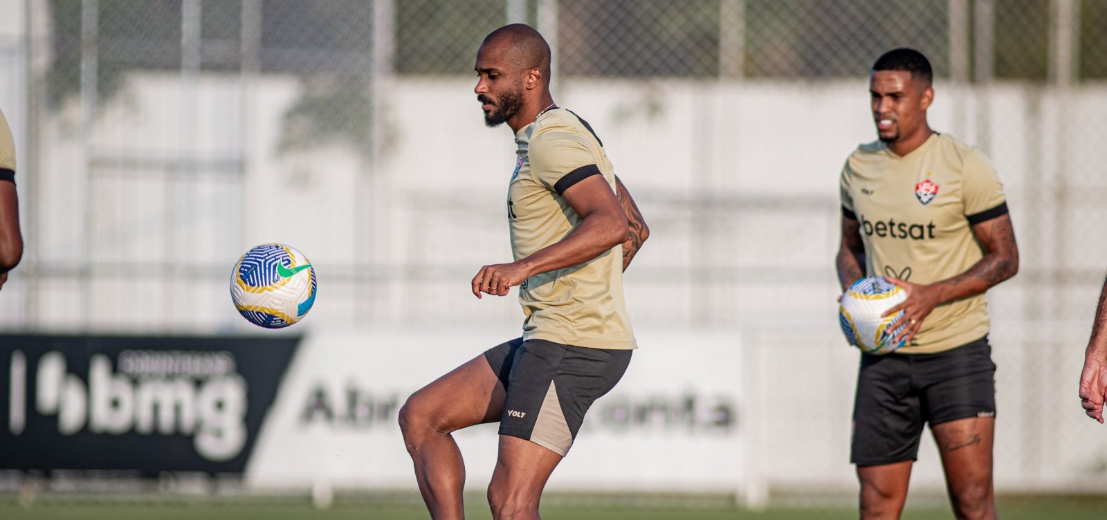 Para se reabilitar no Brasileirão, Vitória enfrenta o Criciúma neste domingo