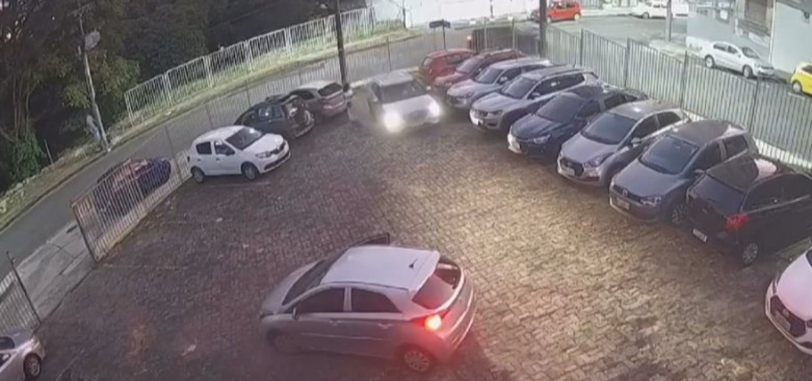 Homens são presos após roubarem carro no estacionamento da UFBA em Salvador 
