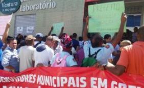 Servidores protestam durante inauguração do Multicentro de Saúde na Liberdade