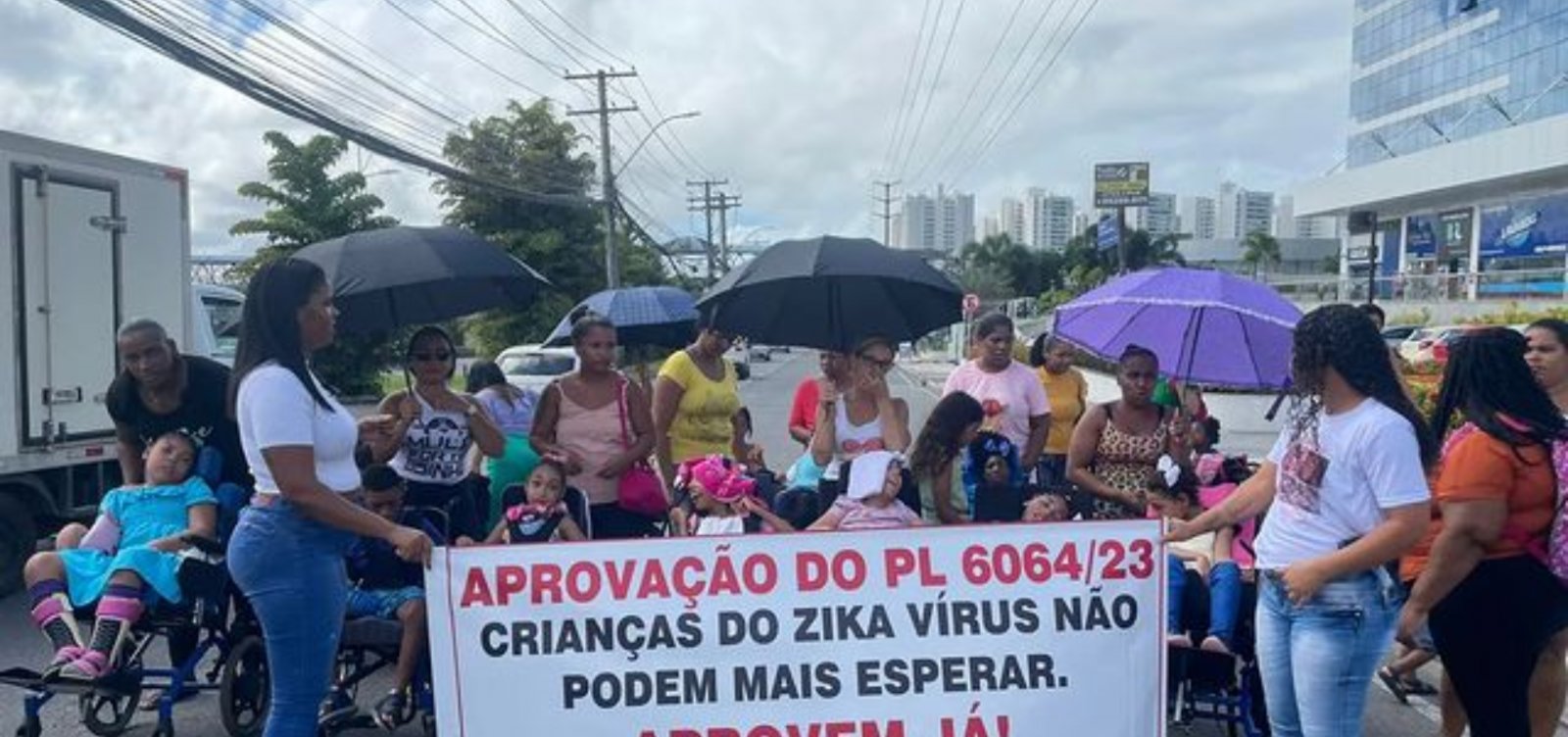 Mães de crianças com microcefalia relatam desafios e esperanças após manifestação em Salvador