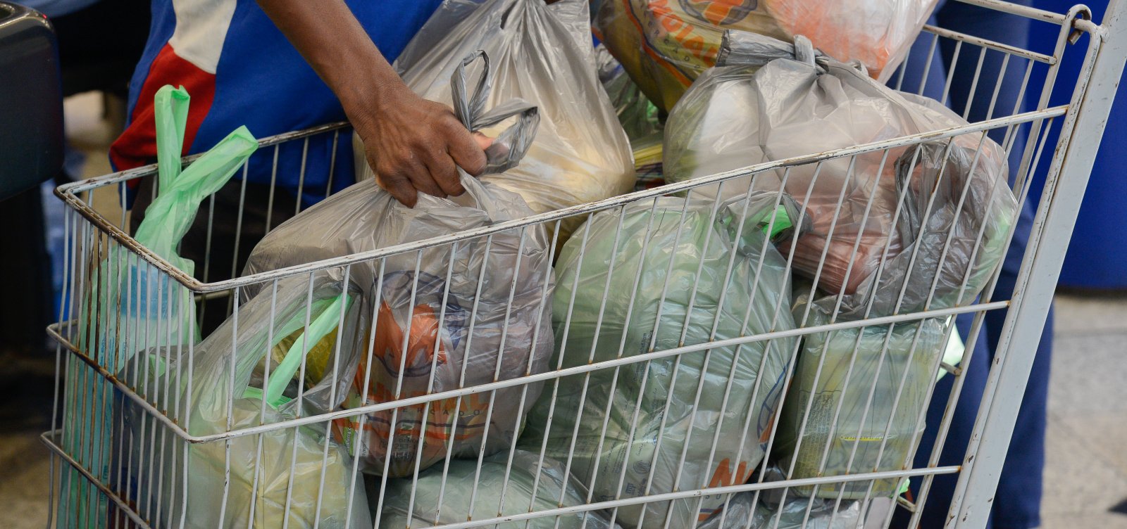 Cinco estabelecimentos de Salvador já foram notificados por não fornecer gratuitamente sacolas biodegradáveis