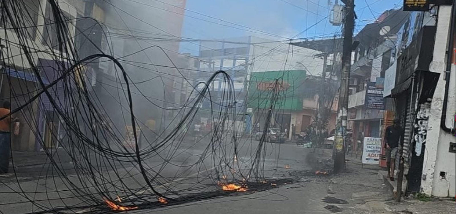 Pela segunda vez no mês, bairro de São Marcos fica sem energia elétrica após incêndio em fiação de poste