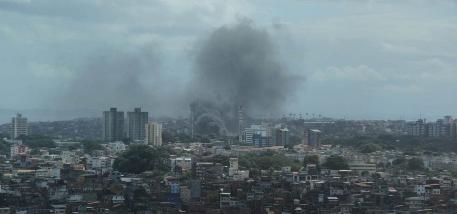 Incêndio atinge galpão no bairro do Retiro, em Salvador