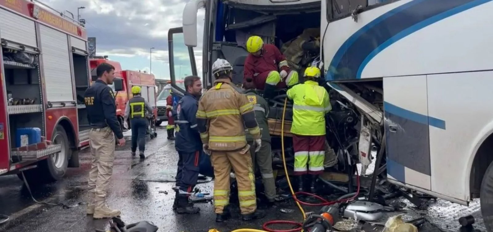 Colisão entre ônibus e caminhonete deixa 12 feridos em Porto Alegre 