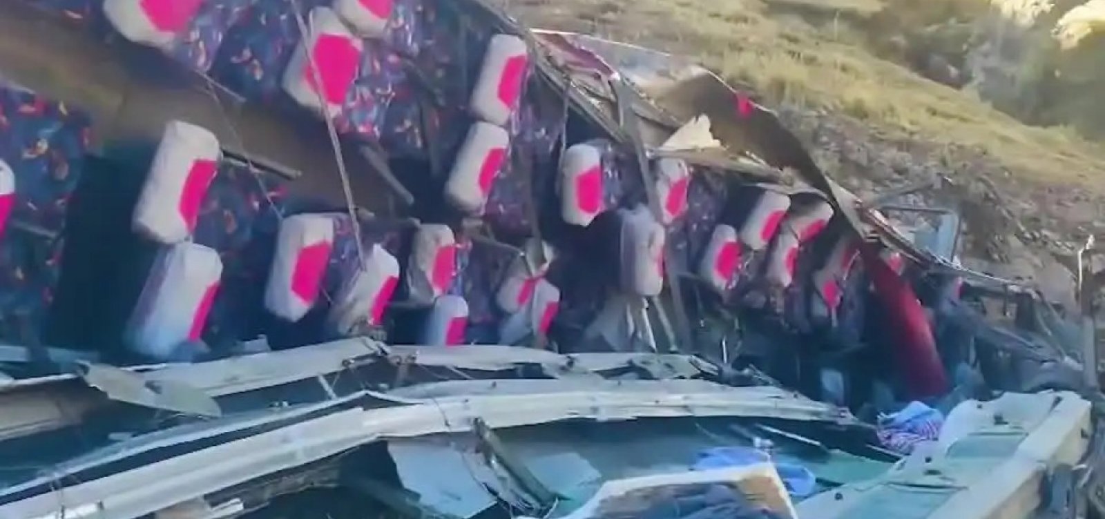 Ao menos 25 morrem após ônibus cair de penhasco no Peru
