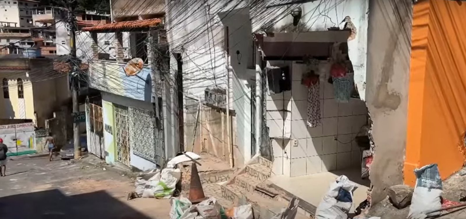 Repórter Metropole: testemunhas relatam que caminhão da Limpurb invadiu casa após problema no freio