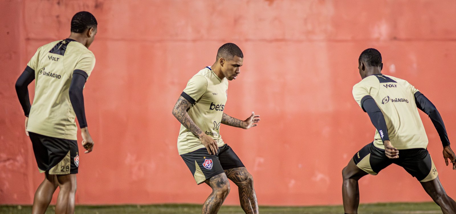 Vitória encara o Flamengo nesta quarta para espantar fase negativa e sair do Z-4