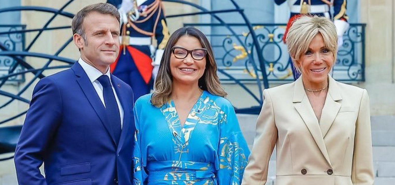 Representante do governo brasileiro, Janja é recepcionada por Macron e esposa em Paris