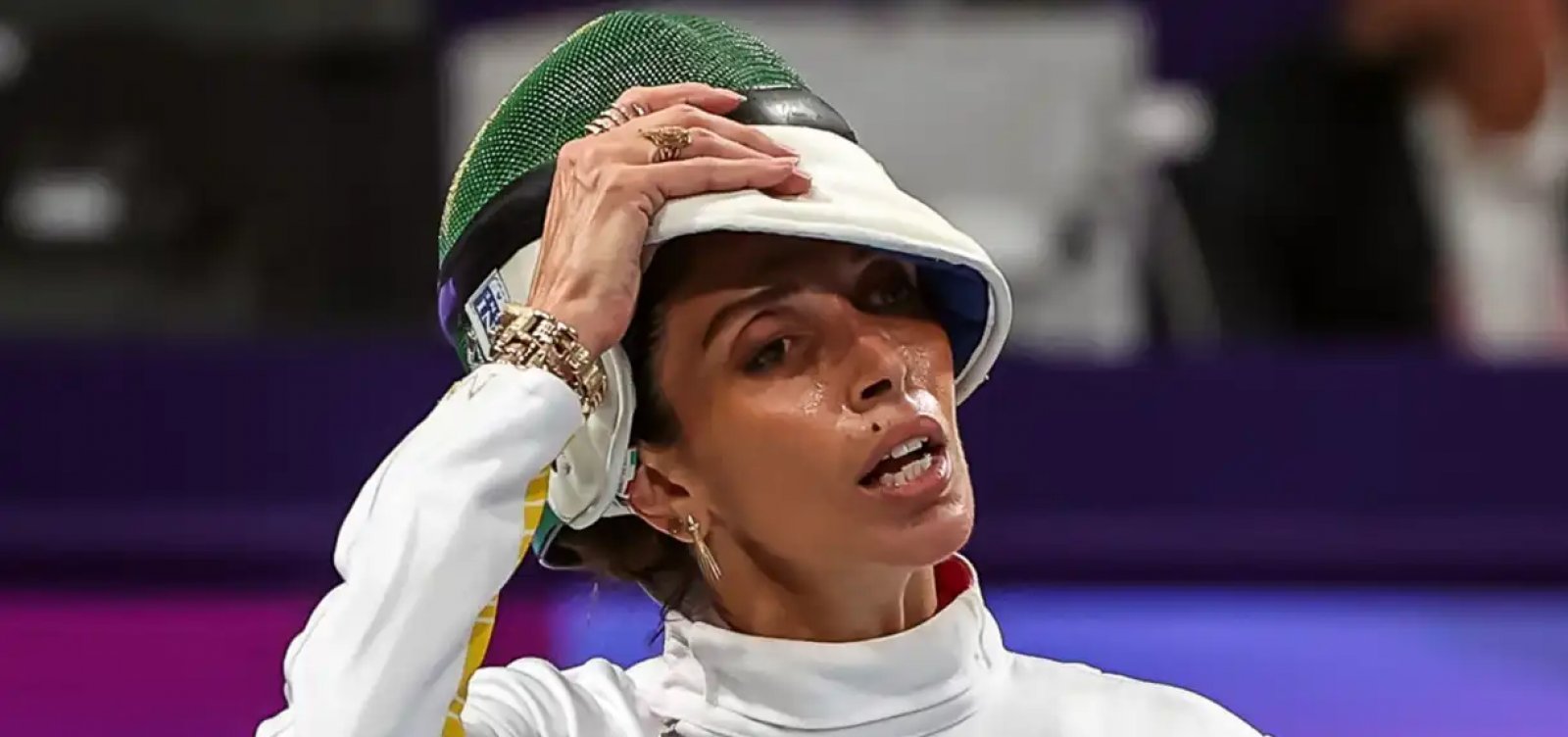 Brasileira passa mal em estreia nas Olimpíadas e revela tumor nas costas