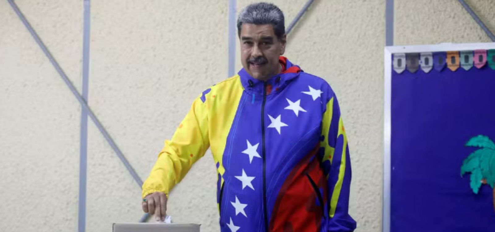 Eleições na Venezuela: Nicolás Maduro vota no início da eleição na Venezuela