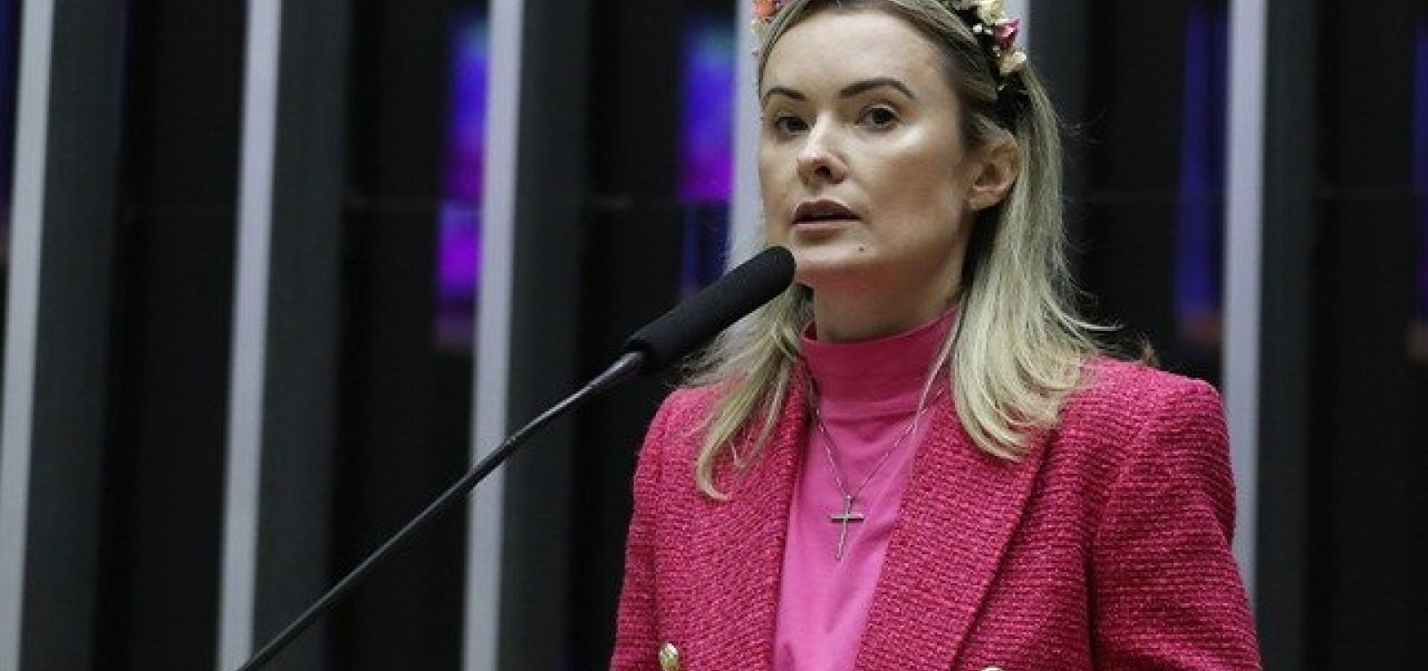 Justiça nega indenização para deputada do PL chamada de "Barbie Fascista" por jornalista 