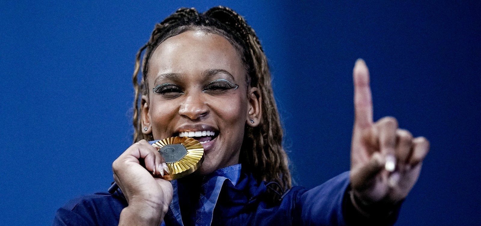 É ouro! Rebeca Andrade brilha no solo e se torna a maior medalhista olímpica brasileira 
