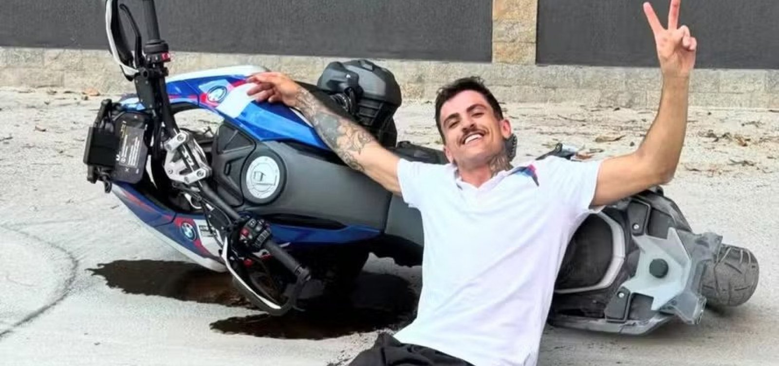 Lavrador morre em acidente com Porsche e influenciador que dirigia carro segue foragido