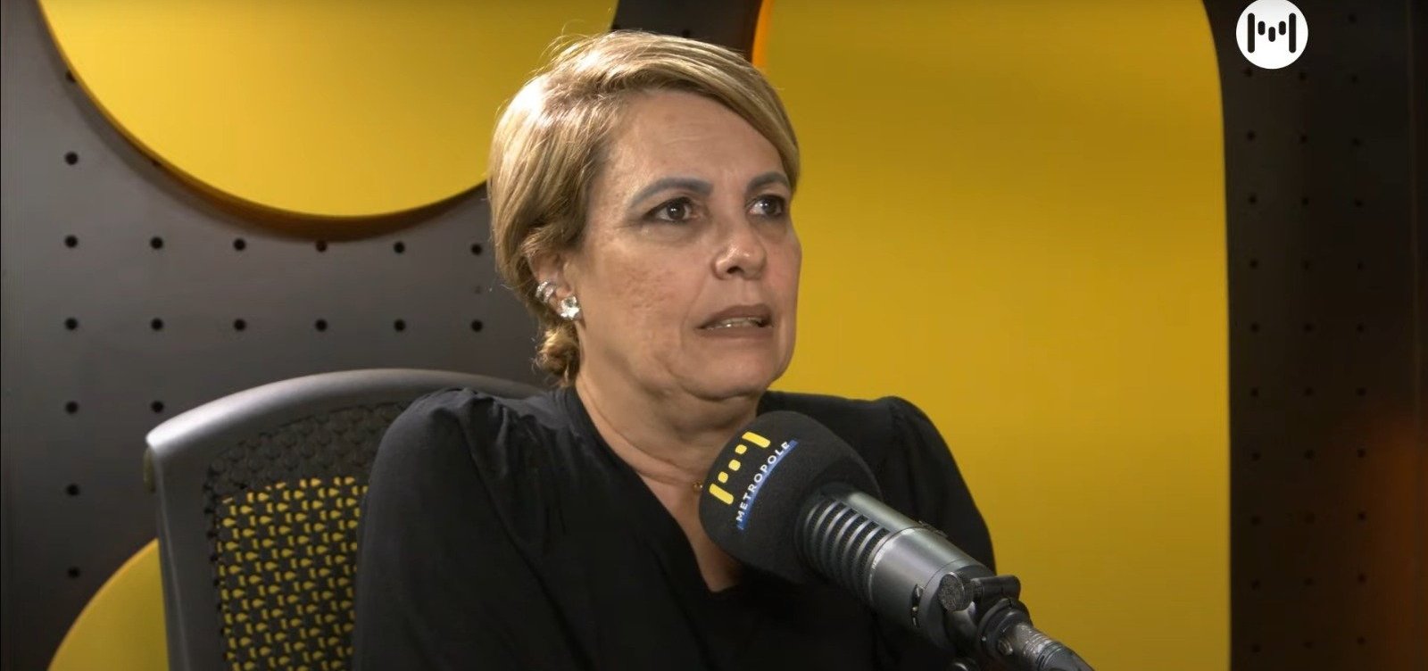  "O poeta tem que ser triste", diz poetisa sobre processo de escrita 