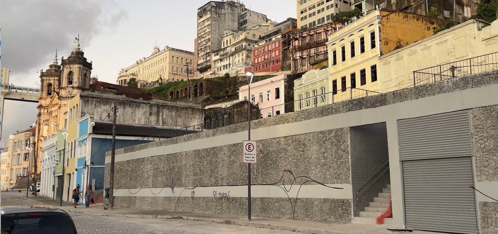 Repórter Metropole: Edifício garagem de concreto destoa visão arquitetônica com casarões no Comércio 