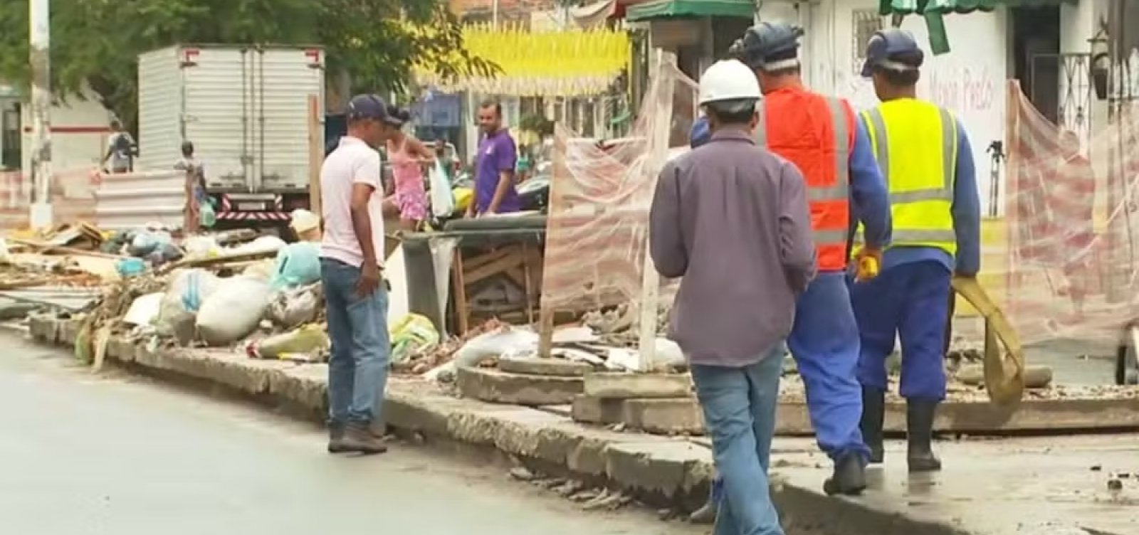 Quatro estudantes caem em buraco após cobertura de canal ceder em Salvador