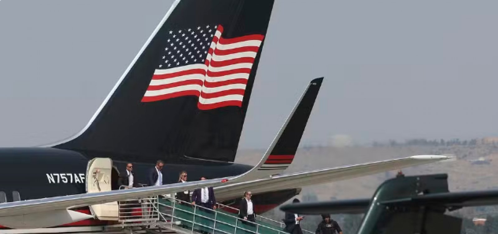 Avião de Trump pousa em segurança após desviar rota por falha mecânica