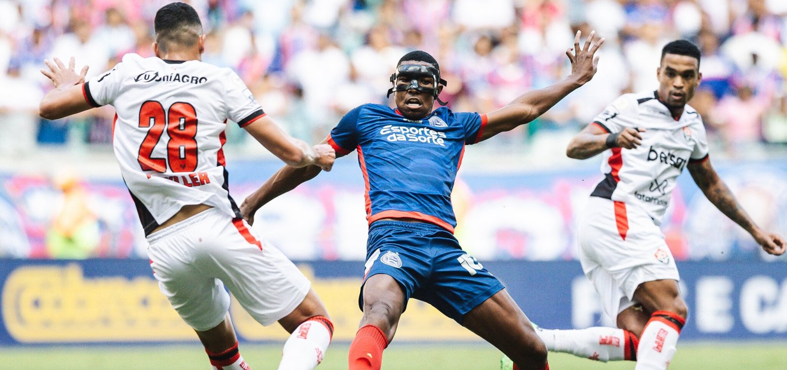 Pelo Brasileirão, Bahia bate o Vitória na Fonte Nova no último clássico Ba-Vi do ano