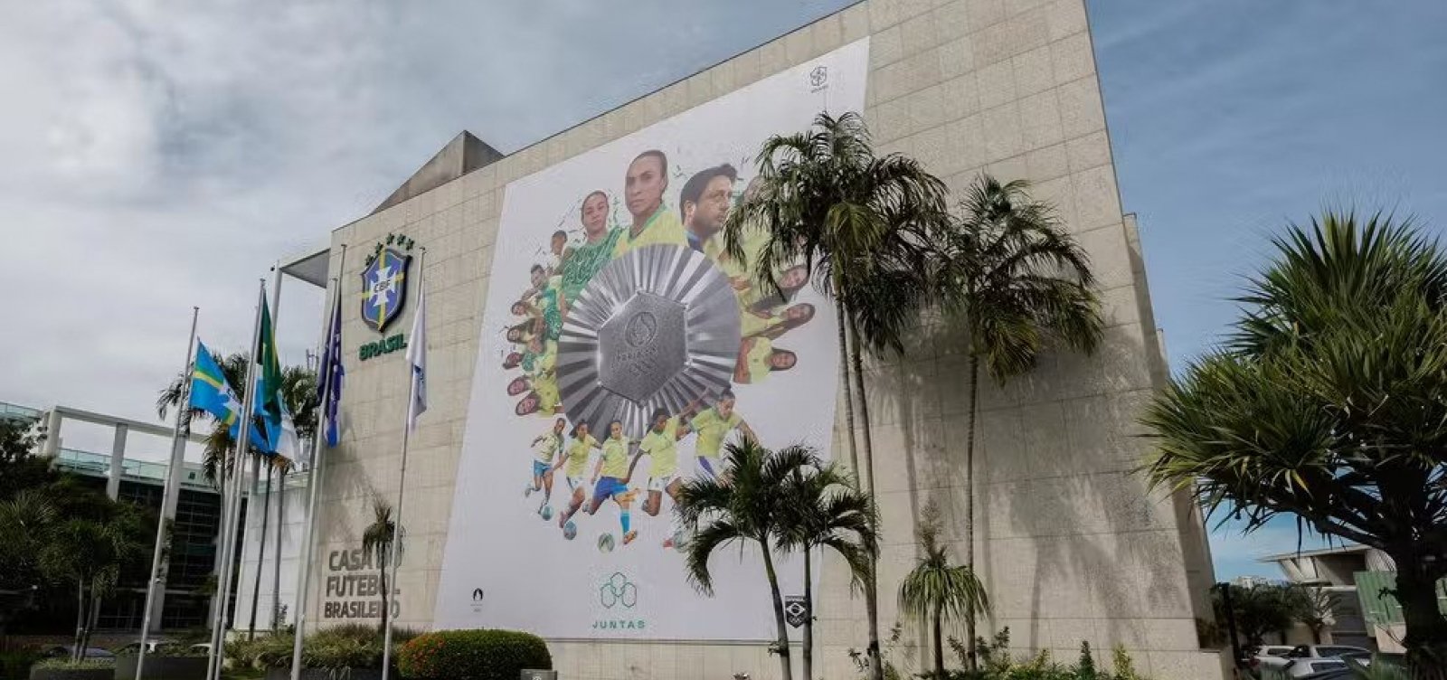 Após medalha de prata nas Olimpíadas, CBF estampa painel em homenagem à seleção feminina de futebol