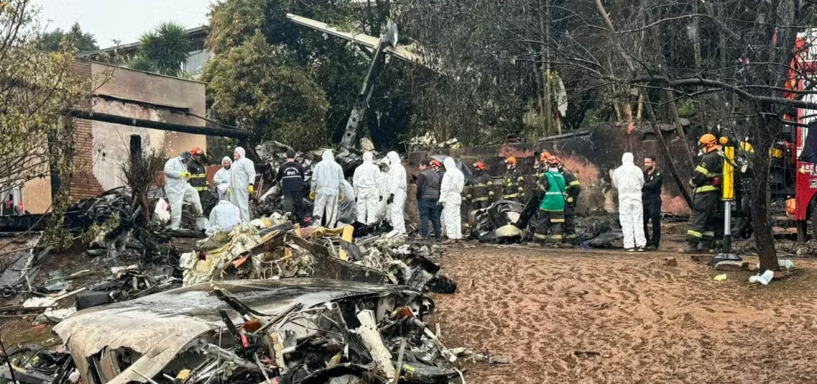 Novos restos mortais são encontrados em Vinhedo e remoção de destroços de avião é interrompida