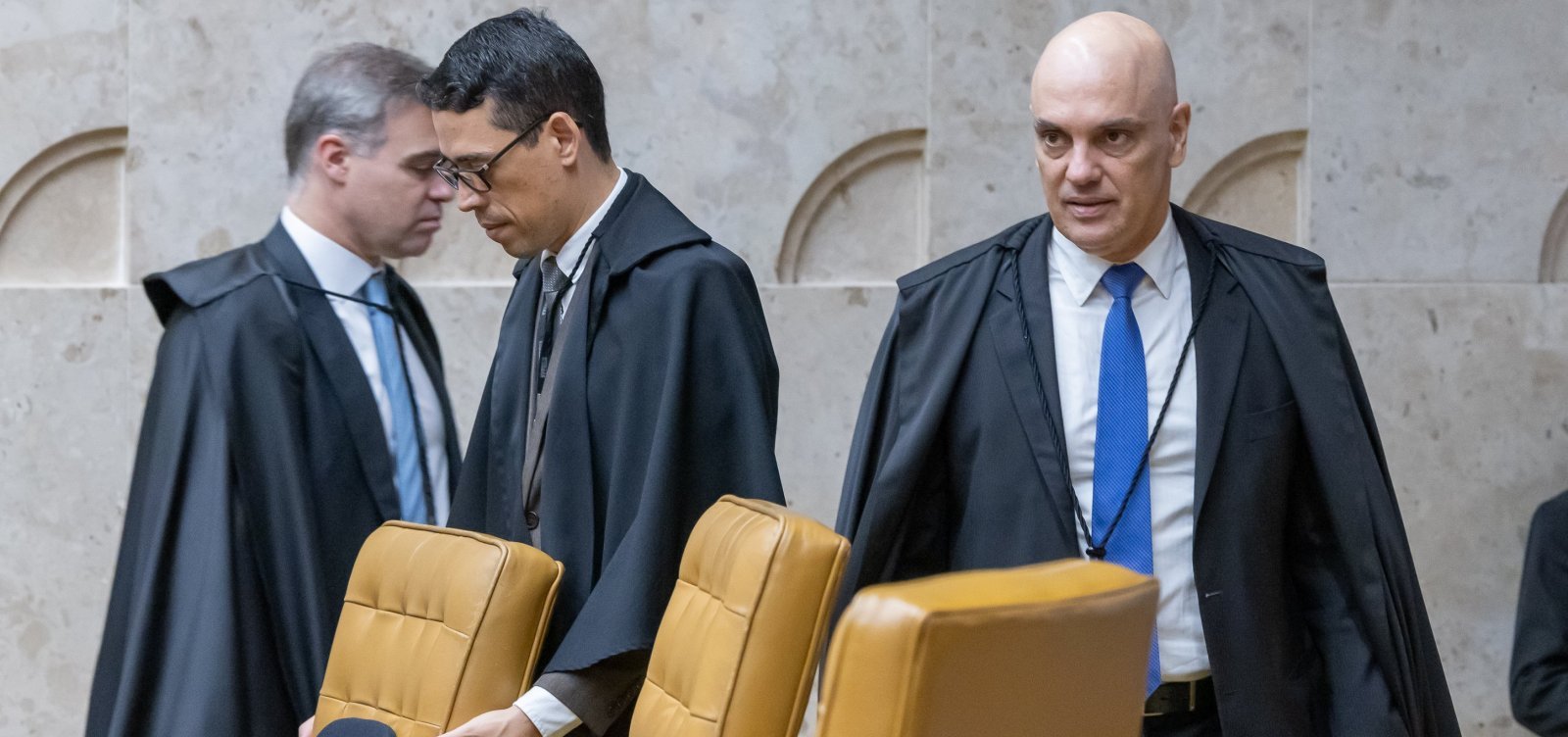 Moraes aumenta multa ao aplicativo "X" por desobedecer decisão