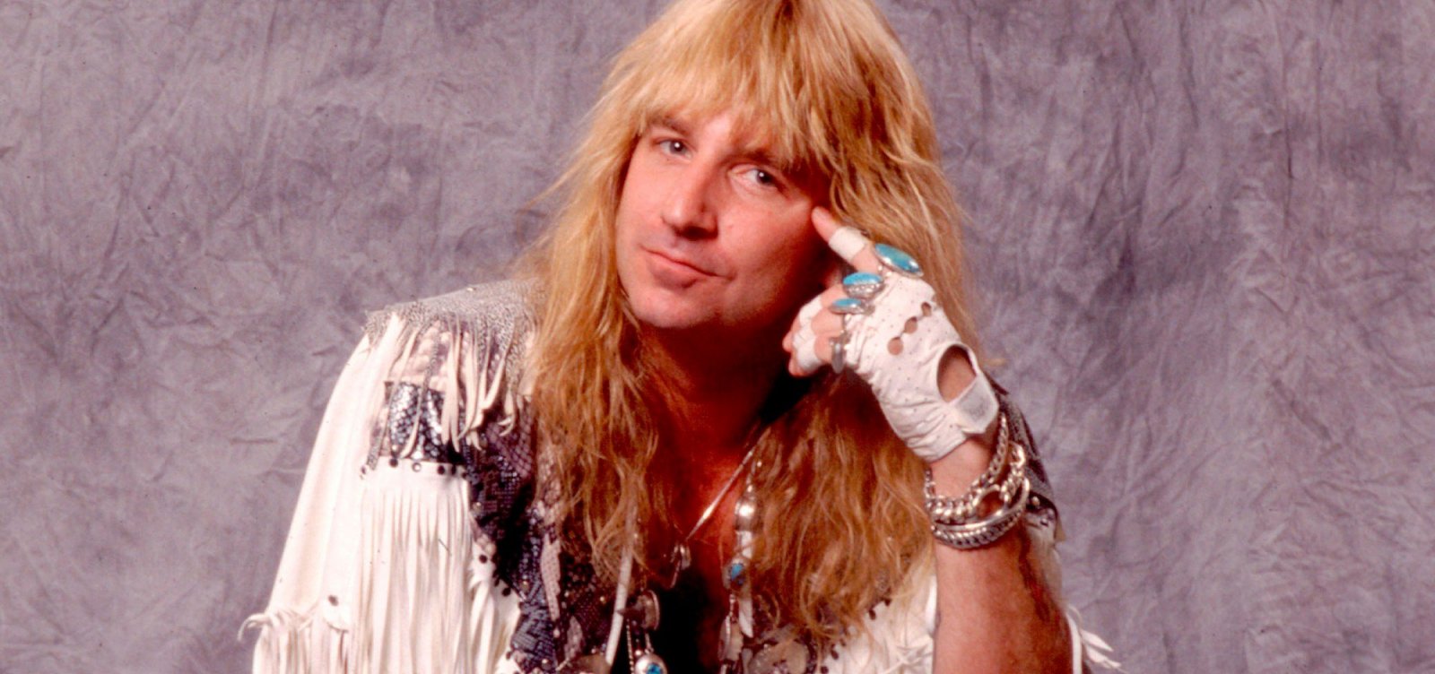 Morre o cantor Jack Russel, vocalista da banda Great White, aos 63 anos