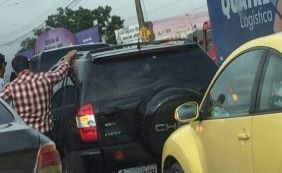 Engavetamento entre três veículos na Avenida Paralela deixa trânsito lento