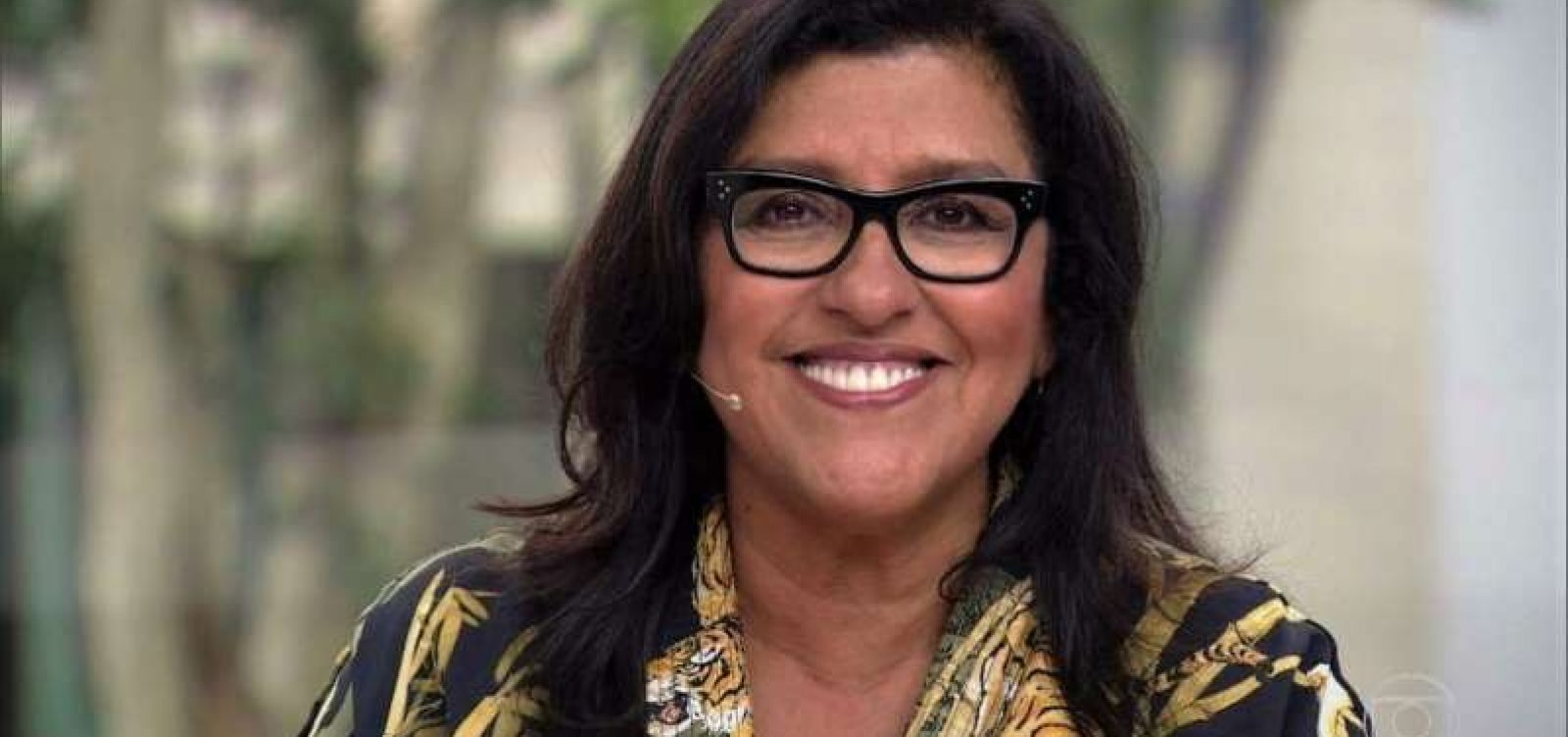 Regina Casé vai a hospital tratar o rosto subitamente inchado: "Doeu para caramba”