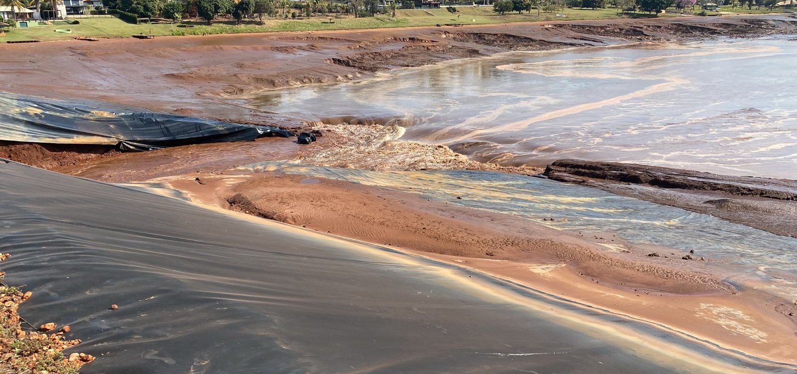 Barragem de represa rompe em condomínio luxo e invade rodovia no Mato Grosso do Sul