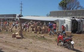 Carreta tomba e carga de óleo de cozinha é saqueada na BR-242