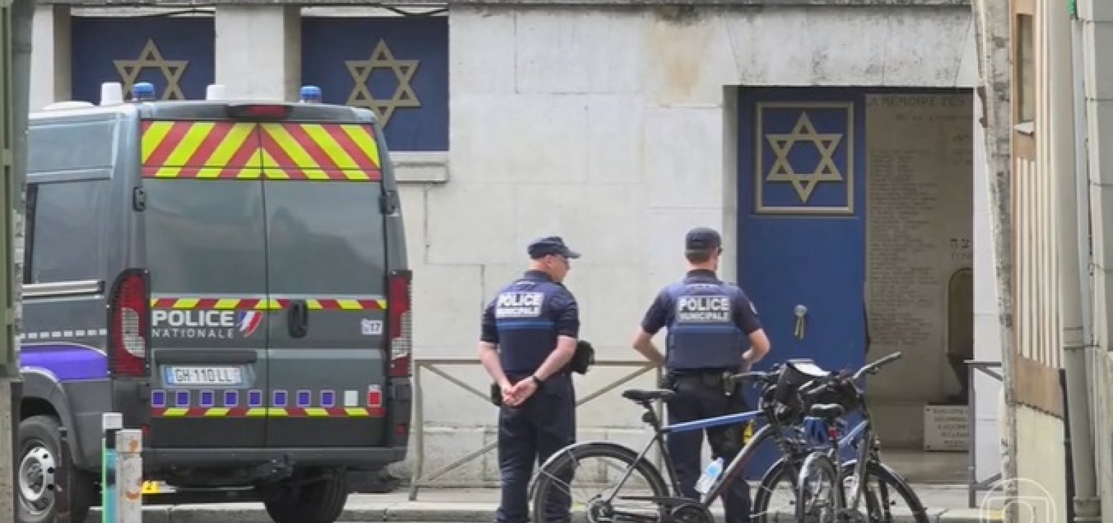 Explosão perto de sinagoga fere policial na França; Macron fala em terrorismo